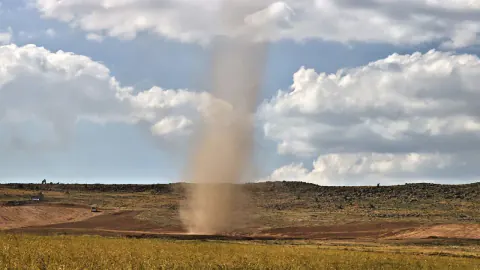 Bitlis Ahlat'ta Gökyüzüne Yükselen Toz Hortumu Korkuttu