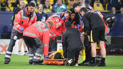 Borussia Dortmund'da şok anlar: Karetsas sahadan taşındı, hastaneye kaldırıldı