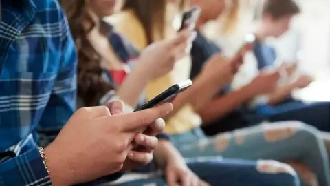 15 Yaş Altı Sosyal Medya Yasağı: Yürürlük Tarihi Belli Oldu, Mevcut Hesaplar İçin Geçiş Süreci Başladı