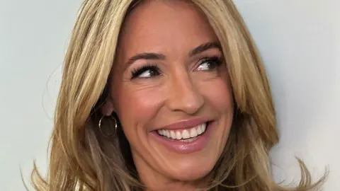 Cat Deeley'nin Yaz Modasına Damga Vuran Bohem Bluzu Gündemde