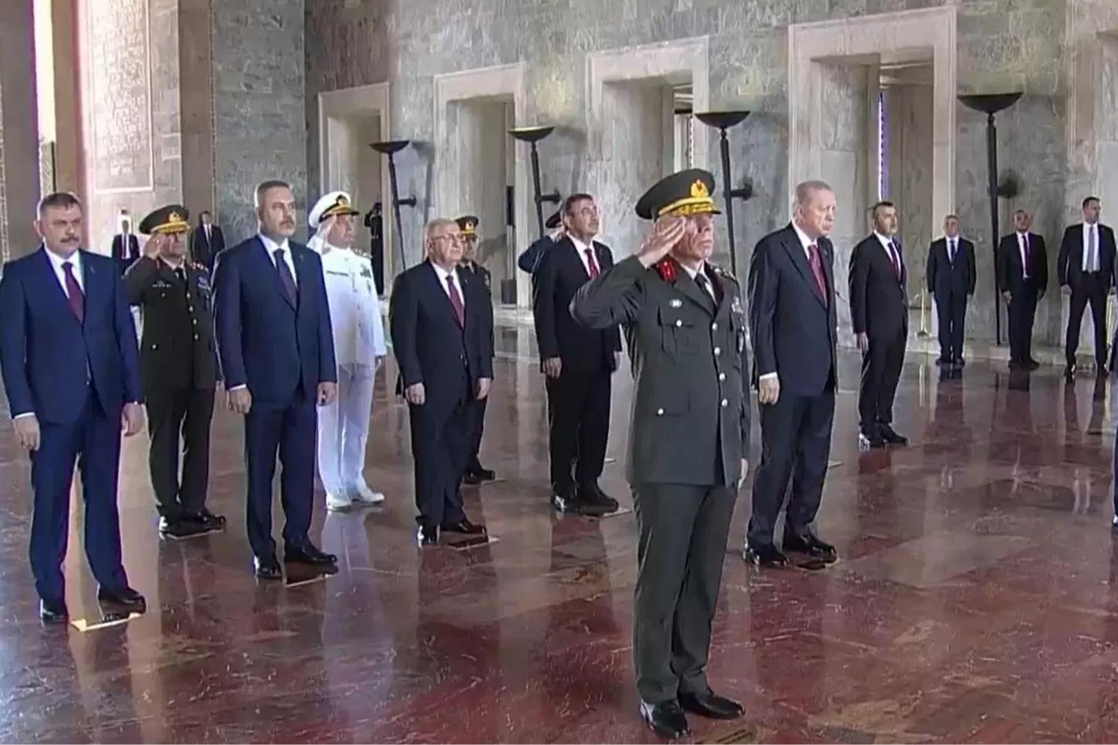Cumhurbaşkanı Erdoğan ve YAŞ Üyeleri Anıtkabir'de: Özel Deftere İmza Atıldı Cumhurbaşkanı Erdoğan ve YAŞ Üyeleri Anıtkabir'de: Özel Deftere İmza Atıldı