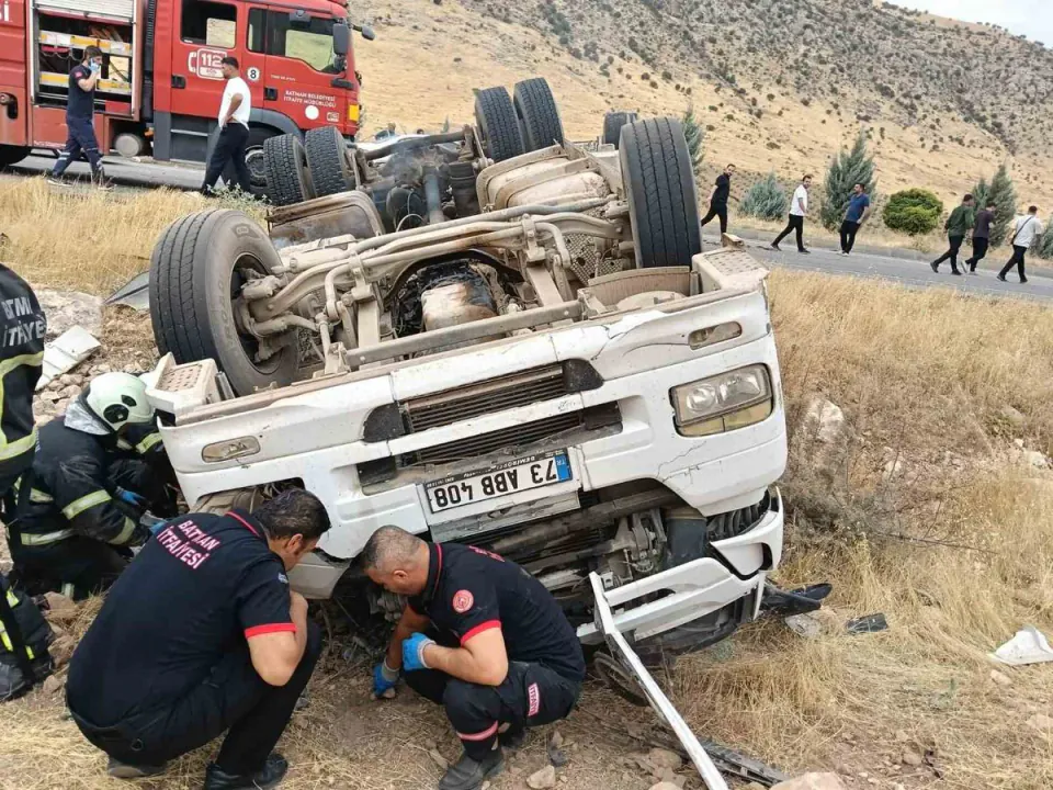 Batman-Hasankeyf yolunda tır devrildi: Sürücü Mesut Geçit hayatını kaybetti görseli