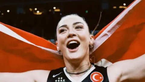 Voleybol Yıldızı Zehra Güneş'in Kız Kardeşleri Kimler?