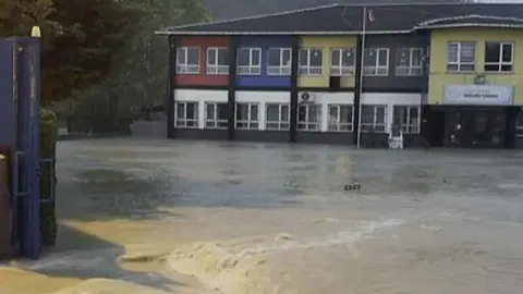 İstanbul, Kocaeli ve Sakarya'da okullar Cuma günü de tatil: Valilikler açıkladı