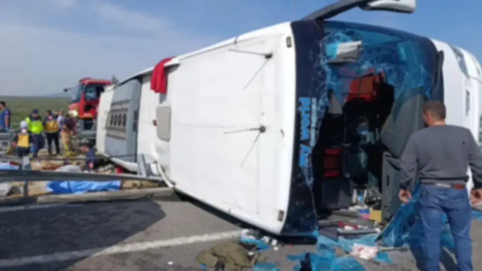 Manisa Akhisar'da otobüs-çekici kazası: 11 ölü, 27 yaralı bilançosu netleşti görseli