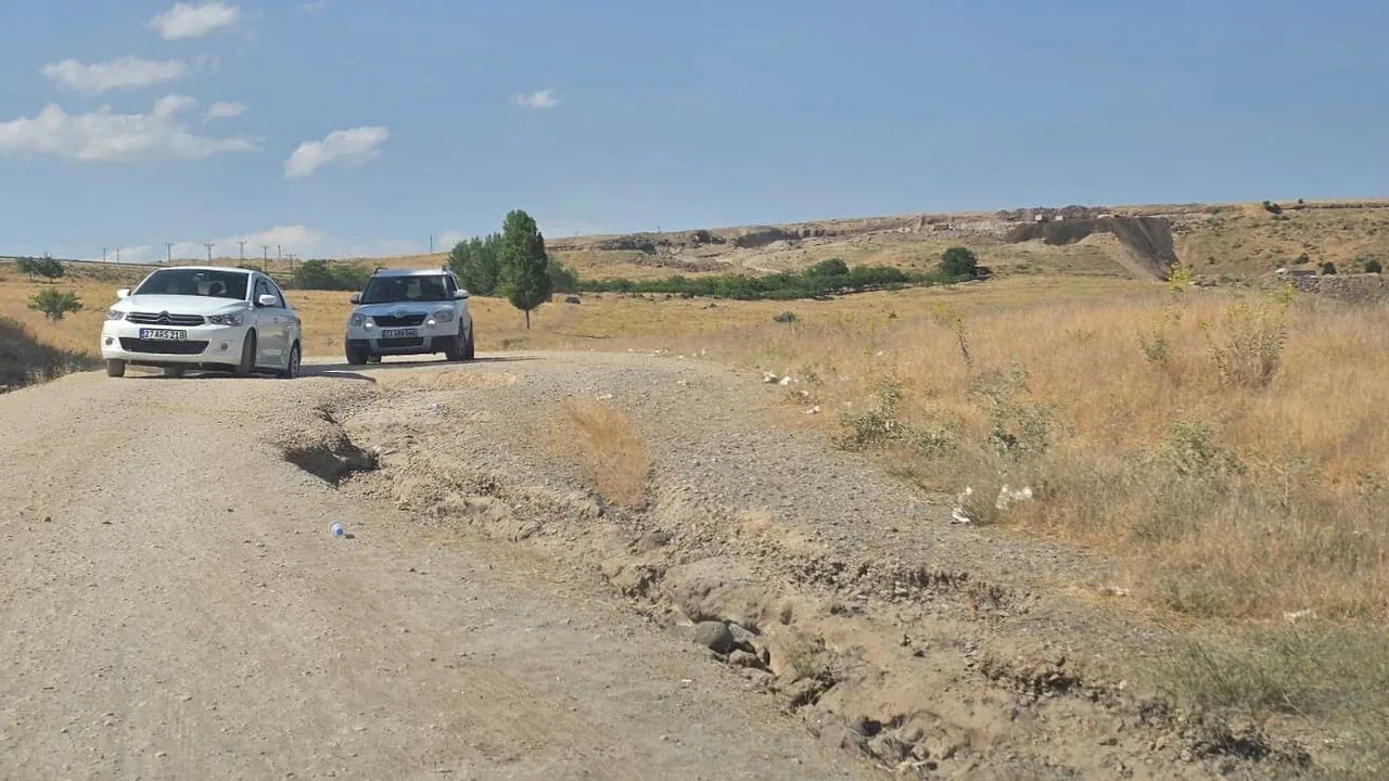 Tatvan'da Van Gölü Kıyısına Ulaşım Çileye Döndü: Vatandaşlar Yol Bakımı İstiyor Tatvan'da Van Gölü Kıyısına Ulaşım Çileye Döndü: Vatandaşlar Yol Bakımı İstiyor