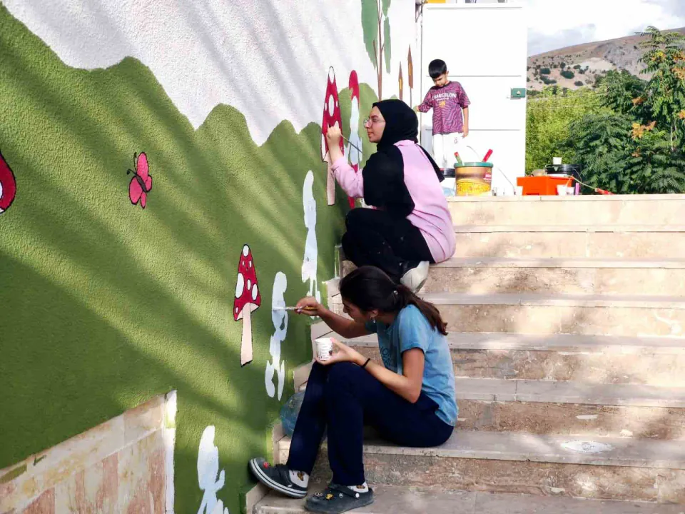 Çemişgezek'te anaokulu duvarları gönüllülerle renklendi: "Çocukların gülümsemesi için buradayız" görseli