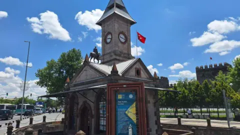 Kayseri'nin Yüzyıllık Sembolü Yeniden Attı: Tarihi Saat Kulesi Onarıldı