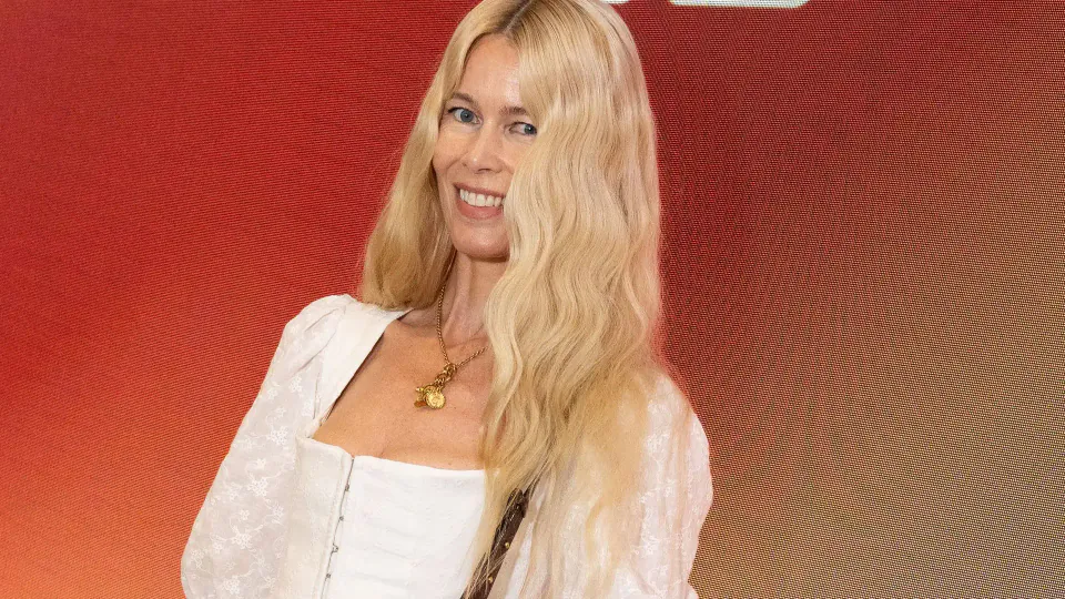 Claudia Schiffer 55 Yaşında Güzelliğiyle Büyüledi: Londra'da Nadir Görünüm görseli