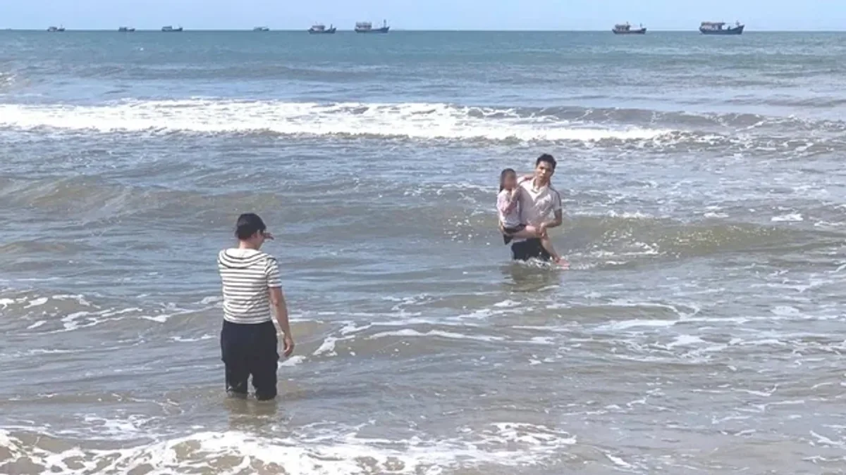 Vietnam'da Kahraman Öğrenci: İki Çocuğu Denizden Kurtaran Gence 'Cesur Genç' Ödülü Vietnam'da Kahraman Öğrenci: İki Çocuğu Denizden Kurtaran Gence 'Cesur Genç' Ödülü