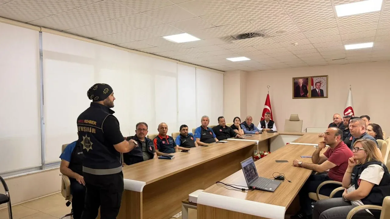 Nevşehir'de Kurumlar Arası Güç Birliği: AFAD Personeline Narkotik Eğitimi Nevşehir'de Kurumlar Arası Güç Birliği: AFAD Personeline Narkotik Eğitimi