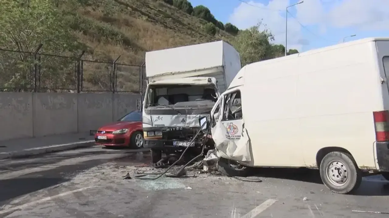 TEM Bağlantı Yolu'nda Zincirleme Kaza: 3 Yaralı TEM Bağlantı Yolu'nda Zincirleme Kaza: 3 Yaralı