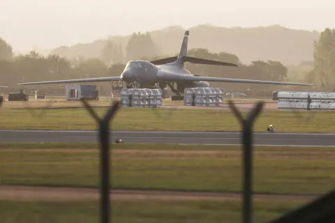 RAF Fairford Üssü'nde Patlayıcı Şüphesiyle Acil Durum: Polis ve Askeri Birimler Bölgeyi Çevriliyor