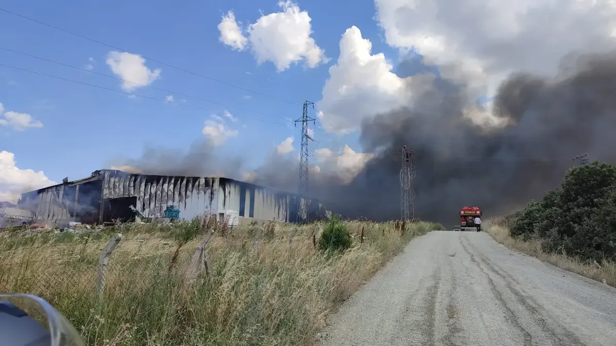 Keşan'da GÜNEKAB Katı Atık Tesisinde Yangın: Plastik Ayrıştırma Ünitesi Hasar Gördü