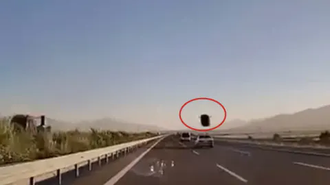 Bursa'da Otobanda Portbagaj Faciası: Rüzgarla Uçan Parça Zarar Verdi