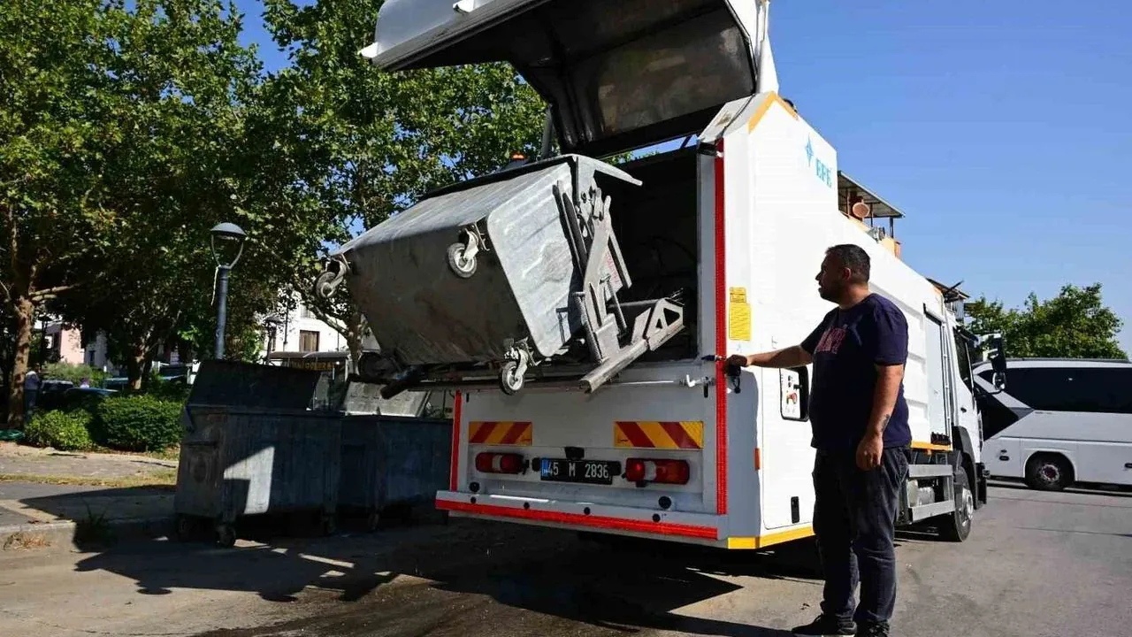 Manisa'da Çöp Konteynerlerine Hijyen Seferberliği: 17 İlçede İlaçlama Başladı Manisa'da Çöp Konteynerlerine Hijyen Seferberliği: 17 İlçede İlaçlama Başladı