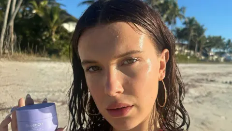 Millie Bobby Brown, ikinci bebeğini doğurduk haftalar sonra 'Baywatch' mayosu ile tatilde görüntülendi