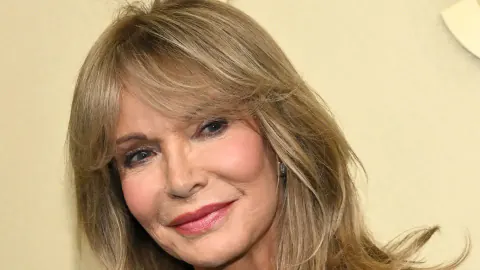 Jaclyn Smith, Charlie's Angels'ın 50. yılında Emmy'lerdeki ovasyonla gündemde