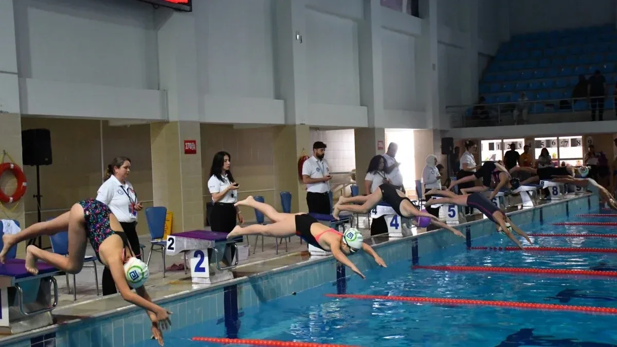 Afyon'da 19 Mayıs Yüzme Heyecanı Olimpik Havuzda Sona Erdi Afyon'da 19 Mayıs Yüzme Heyecanı Olimpik Havuzda Sona Erdi