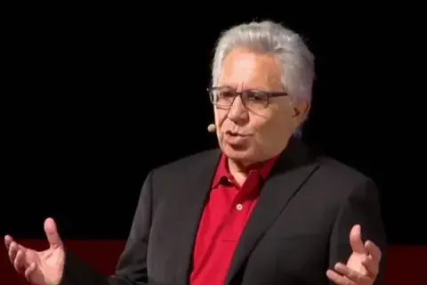 Zülfü Livaneli YENİ Parti'ye "Yiğidim Aslanım" yerine iki şarkı önerdi: "Ey Özgürlük" ve "Merhaba"