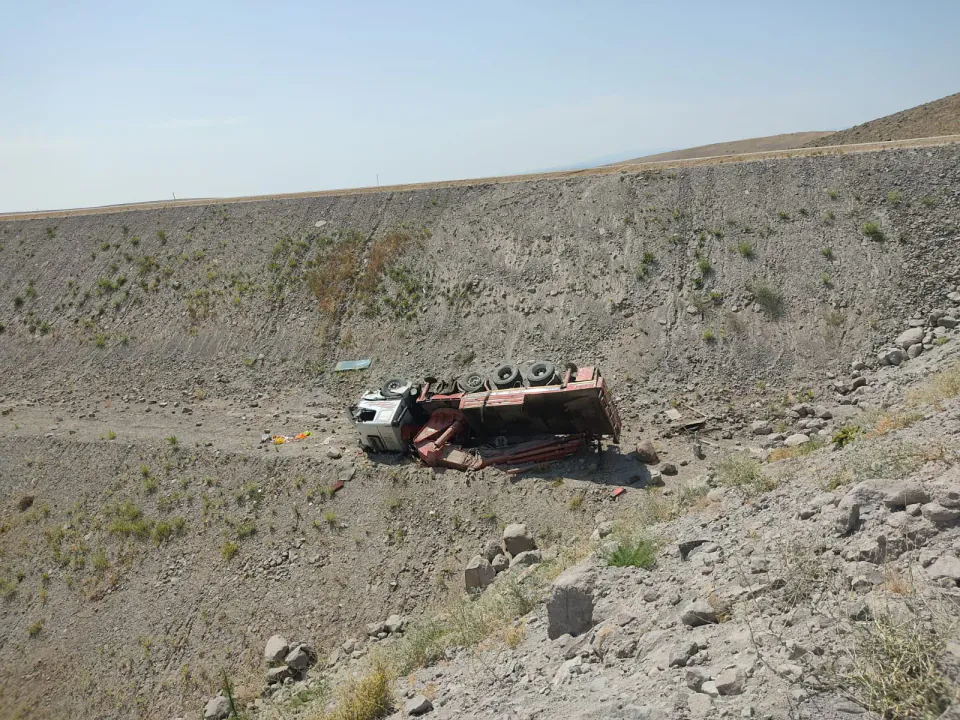 Tunceli Çemişgezek'te Vinç Uçuruma Yuvarlandı: 1 Yaralı görseli