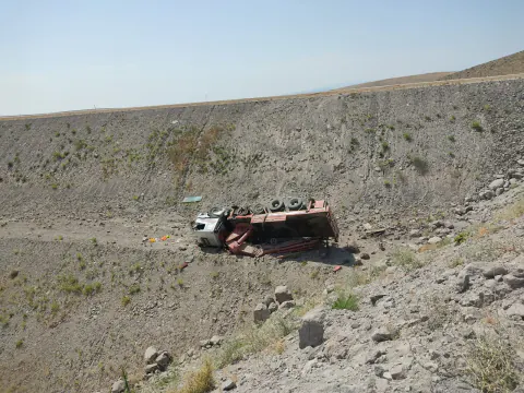 Tunceli Çemişgezek'te Vinç Uçuruma Yuvarlandı: 1 Yaralı