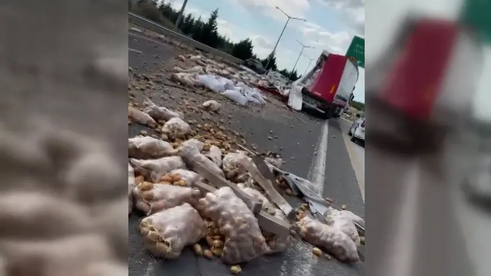 Ankara Çevre Yolu'nda Zincirleme Kaza: Patatesler Yola Saçıldı görseli