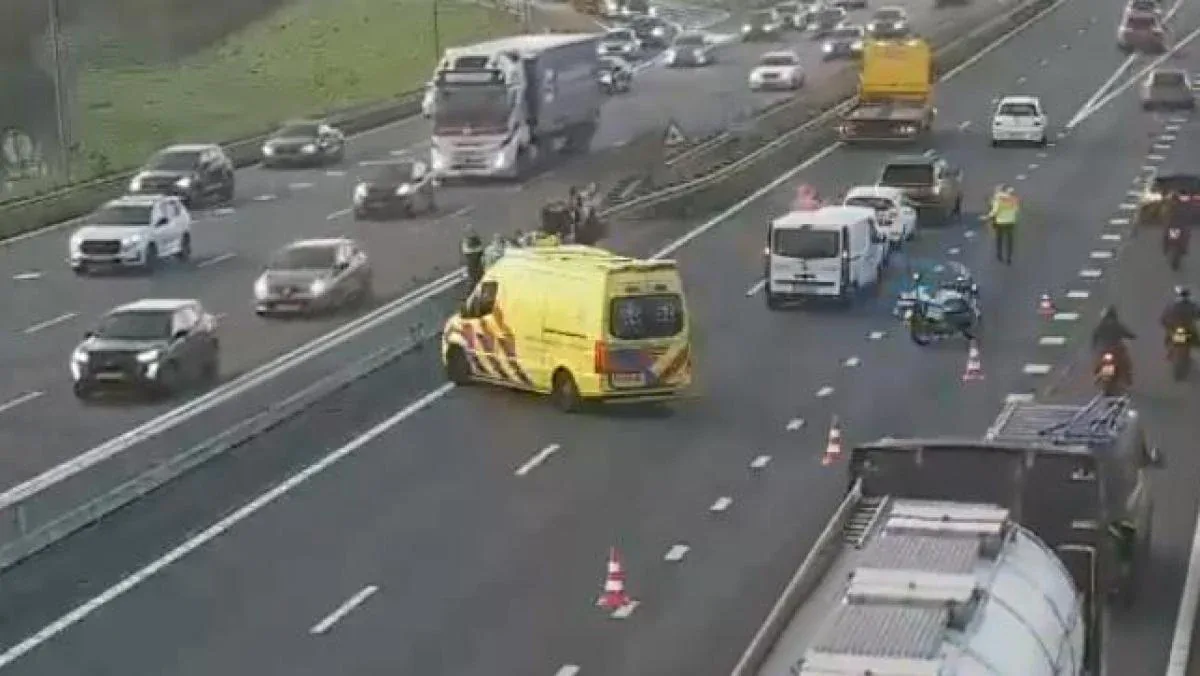 Hollanda'da A9 Otoyolunda 4 Aracı İlgilendiren Kazada Yol Tekrar Açıldı Hollanda'da A9 Otoyolunda 4 Aracı İlgilendiren Kazada Yol Tekrar Açıldı