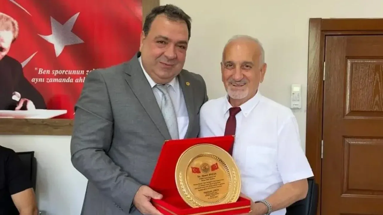 Hatay ASKF Seçimlerinde Güven Tazeleme: Abdülhalik Görün Yeniden Başkan Hatay ASKF Seçimlerinde Güven Tazeleme: Abdülhalik Görün Yeniden Başkan