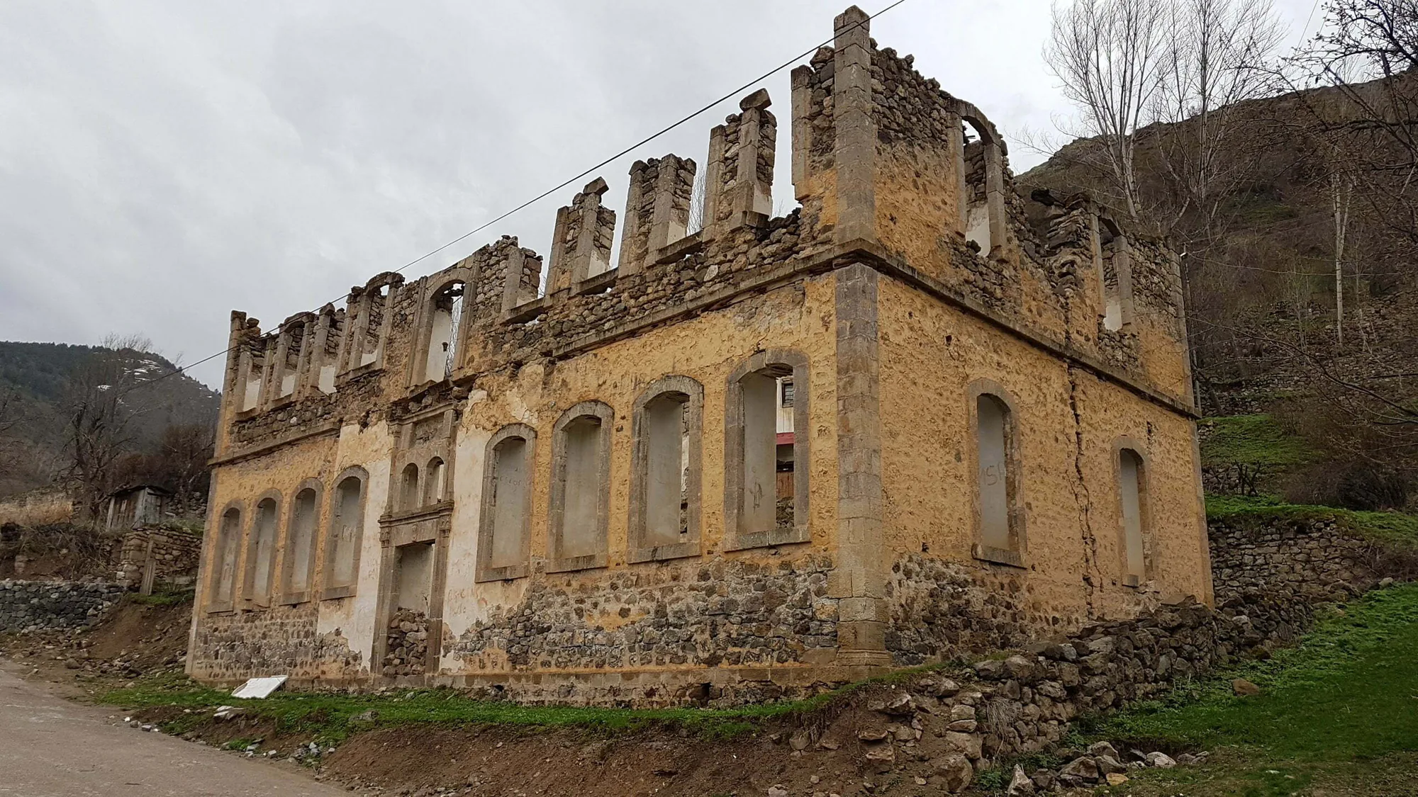Gümüşhane Santa Harabeleri'nde Kayıp Yol Yürüyüşü: 62 Doğasever Tarihe Yolculuk Yaptı Gümüşhane Santa Harabeleri'nde Kayıp Yol Yürüyüşü: 62 Doğasever Tarihe Yolculuk Yaptı