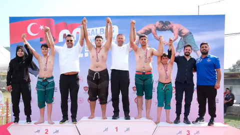 Salbaş'ta Er Meydanı Coşkusu: 22. Karakucak Güreşleri'nin Şampiyonu Belli Oldu