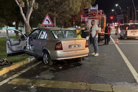 Niğde Bor'da Refüjeye Giren Otomobil: 4 Yaralı, 2'si Ağır