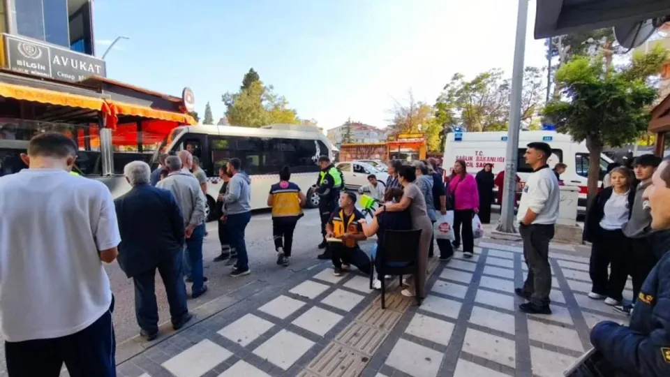 Keşan’da minibüs 2 yayaya çarptı: Yaralılar hastaneye kaldırıldı görseli