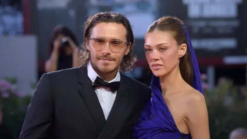 Brooklyn Beckham ve Nicola Peltz, Victoria Beckham'ın şovundan günler önce Paris Moda Haftası'na indi
