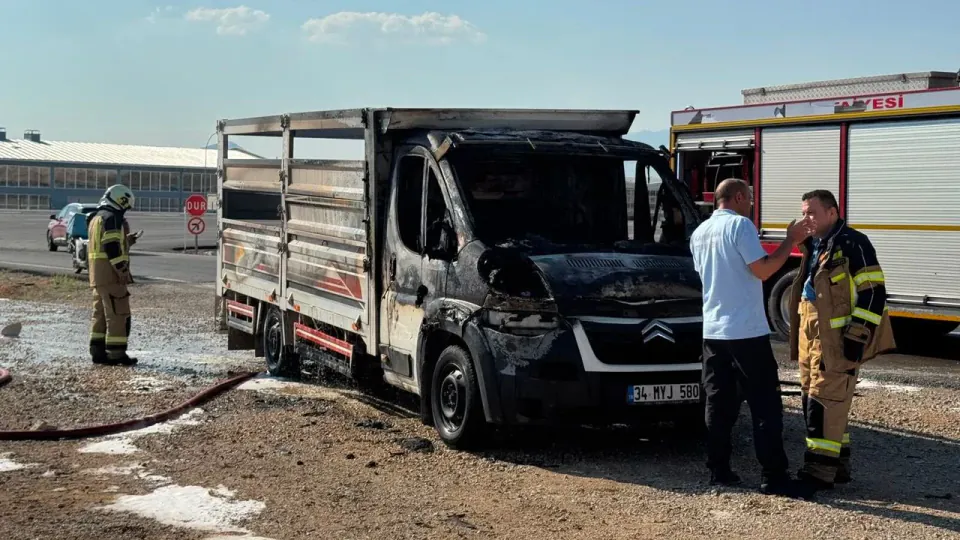 Karaman'da seyir halindeki kamyonet alevlere teslim oldu görseli