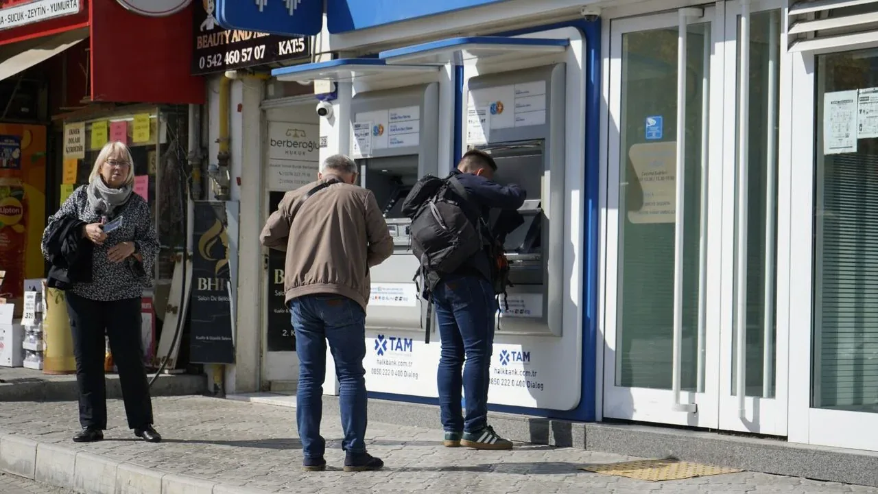 ATM'den Nakit Çekim Limitleri Yenilendi: İşte Yeni Günlük ve Tek Seferlik Tutarlar ATM'den Nakit Çekim Limitleri Yenilendi: İşte Yeni Günlük ve Tek Seferlik Tutarlar