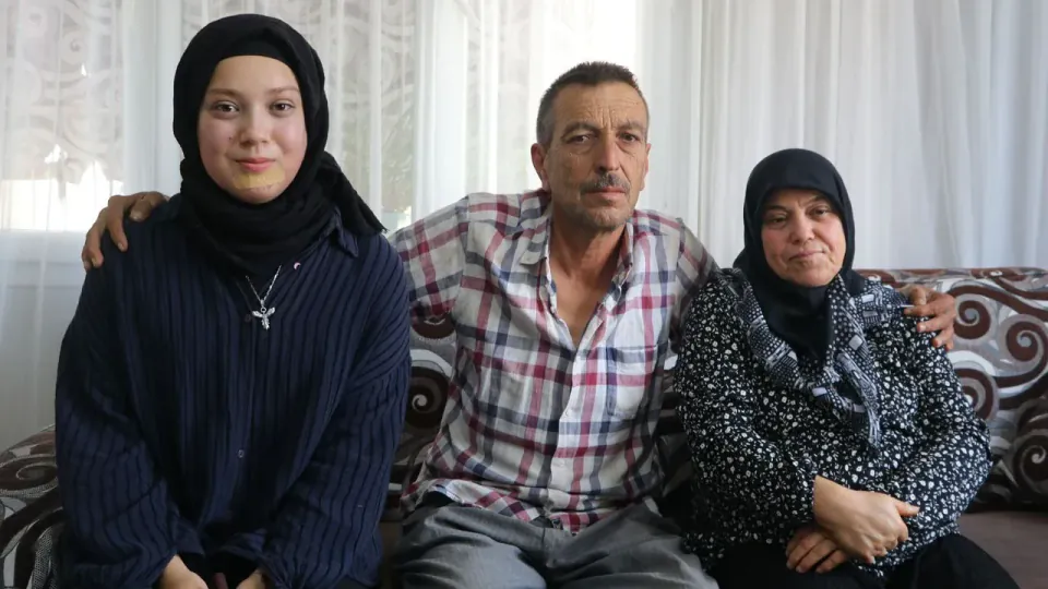 Adana'da 16 Yaşındaki Buse Nadir Tükürük Bezi Kanserini Yendi: "Benim Gibi Hastalara Yazılımla Umut Olacağım" görseli