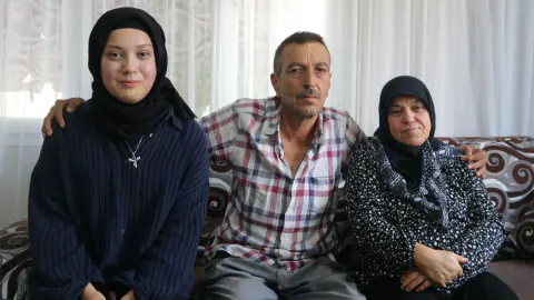 Adana'da 16 Yaşındaki Buse Nadir Tükürük Bezi Kanserini Yendi: "Benim Gibi Hastalara Yazılımla Umut Olacağım"