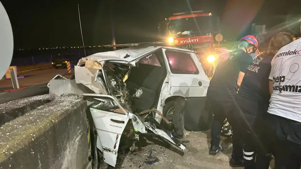 Adana-Ceyhan Otoyolu'nda Korkutan Kaza: HGS Bariyerine Çarpan Sürücü Ağır Yaralandı görseli