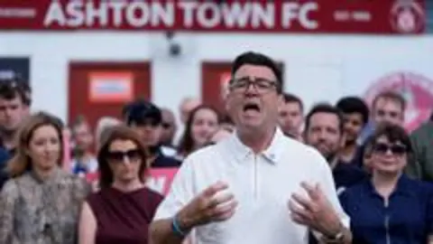 İngiltere'de Andy Burnham Seçim Zaferi: İşçi Partisi'nde Liderlik Dengeleri Değişiyor