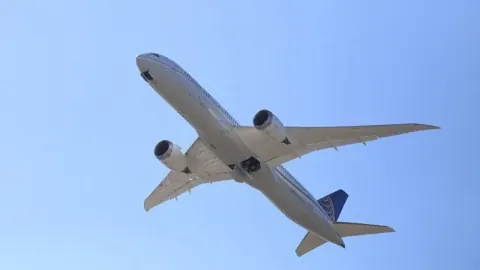 flydubai uçağı Suudi hava sahasında acil durum bildirdi: İsrail savaş uçakları havalandı