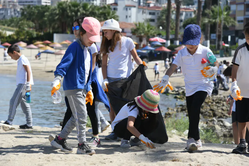 Kuşadası'nda Hareketli Gün: Otelde Toplu Rahatsızlık ve Denizde Kurtarma görseli
