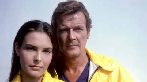 Carole Bouquet, 45 yıl sonra Bond hatıralarıyla Chanel podiumunun önünde