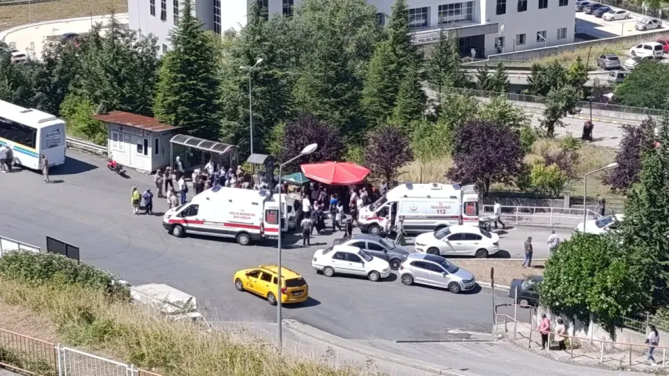 Ereğli'de El Freni Unutulan Otomobil Yayalara Çarptı: 4 Yaralı görseli