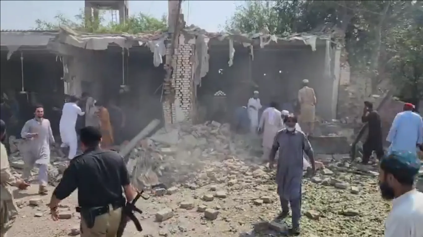 Pakistan'ın Kohat ilçesinde polis karakolu camii patlaması: En az 15 ölü, onlarca yaralı Pakistan'ın Kohat ilçesinde polis karakolu camii patlaması: En az 15 ölü, onlarca yaralı