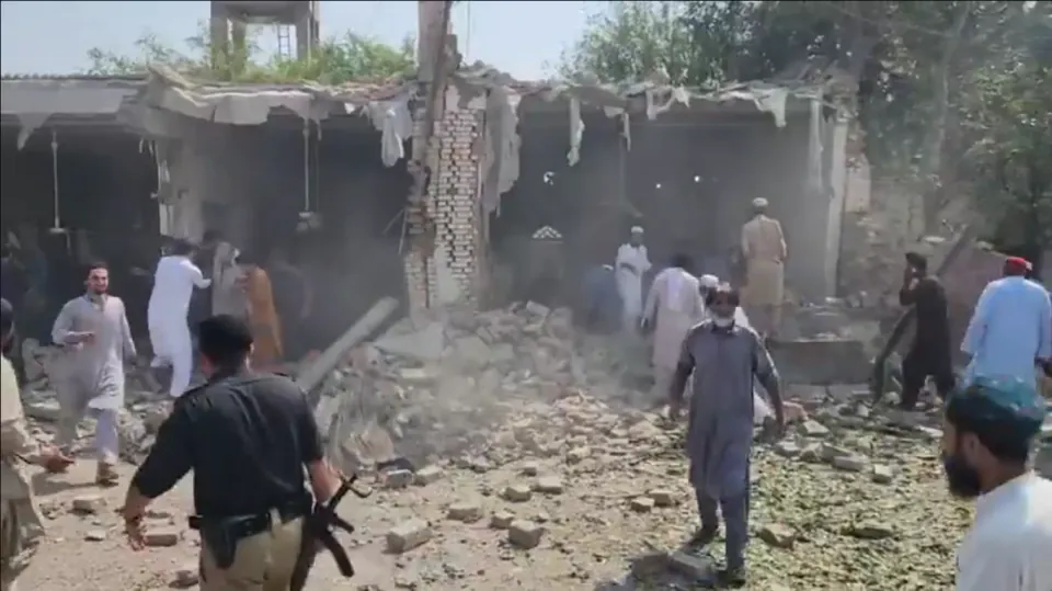 Pakistan'ın Kohat ilçesinde polis karakolu camii patlaması: En az 15 ölü, onlarca yaralı görseli