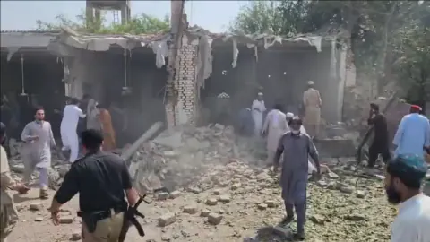 Pakistan'ın Kohat ilçesinde polis karakolu camii patlaması: En az 15 ölü, onlarca yaralı