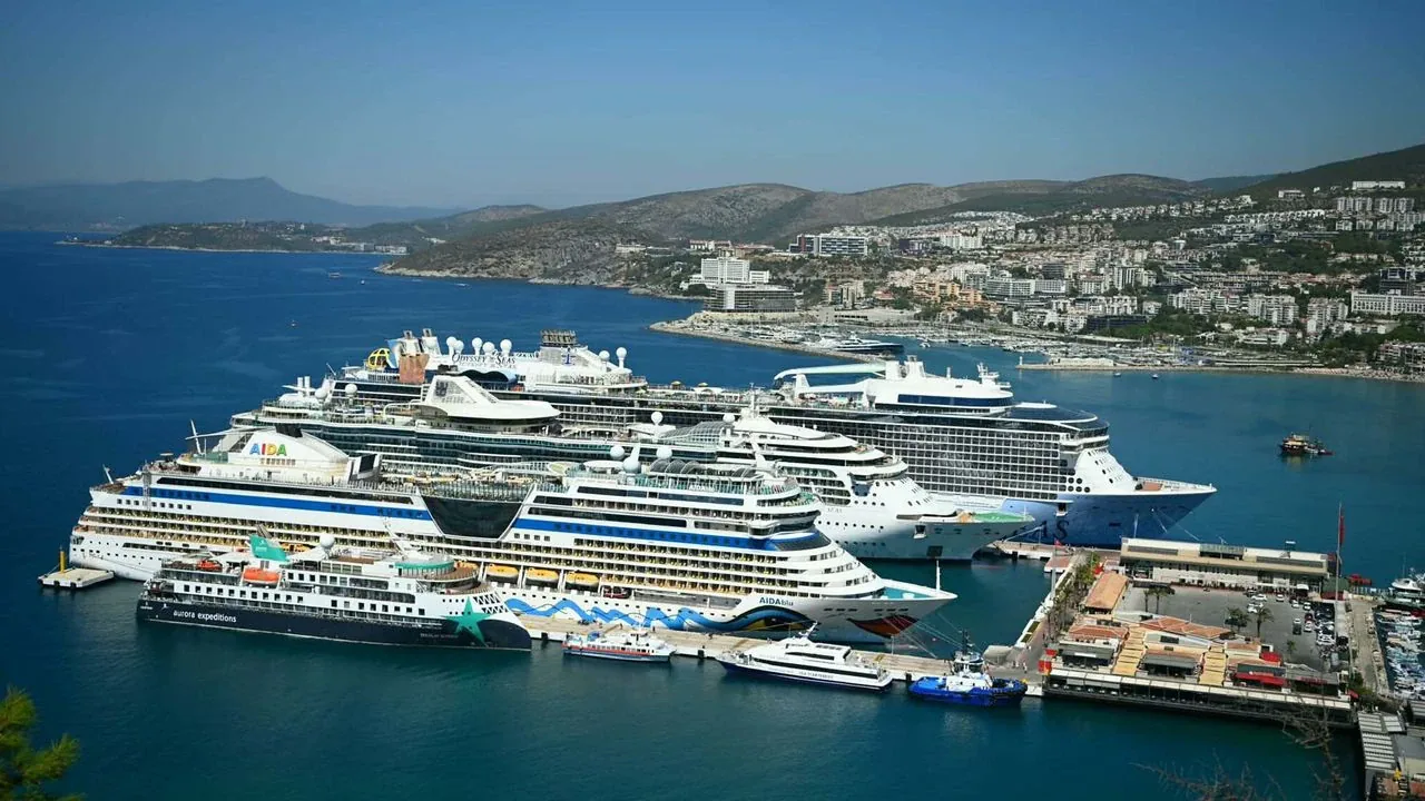 Kuşadası'na 3 kruvaziyerle 8 bin 560 turist: Esnaf 'Eylül de hareketli' diyor Kuşadası'na 3 kruvaziyerle 8 bin 560 turist: Esnaf 'Eylül de hareketli' diyor