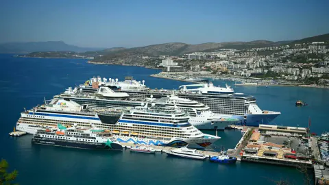 Kuşadası'na 3 kruvaziyerle 8 bin 560 turist: Esnaf 'Eylül de hareketli' diyor