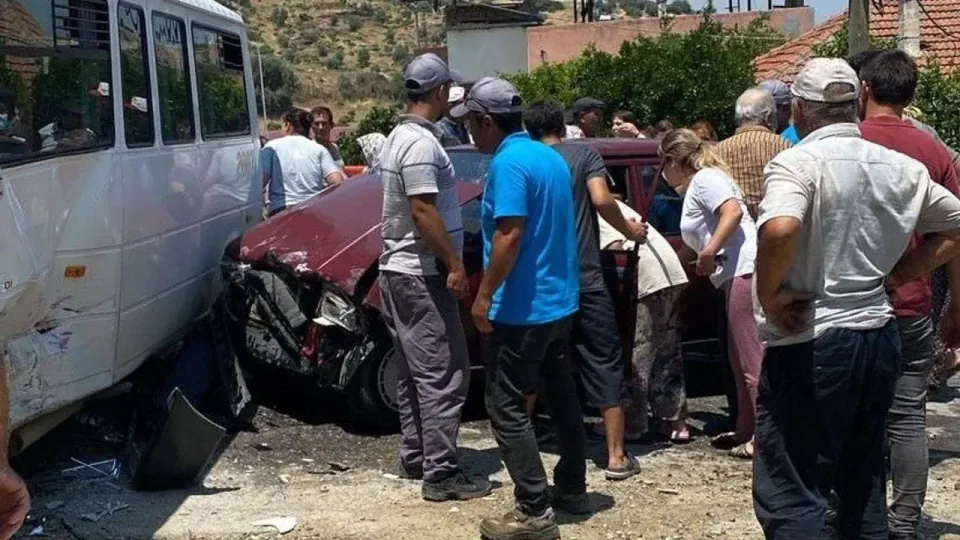 Bozdoğan'da işçi servisi ile otomobil çarpıştı: 3 yaralı görseli